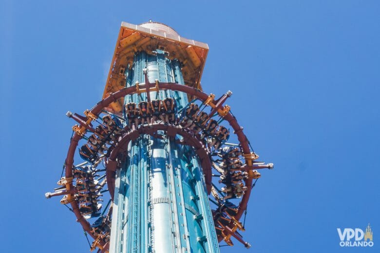 Dá medo em foto e dá medo na vida também :P Foto da atração Falcon's Fury no Busch Gardens, uma torre de queda, com o céu azul ao fundo. 