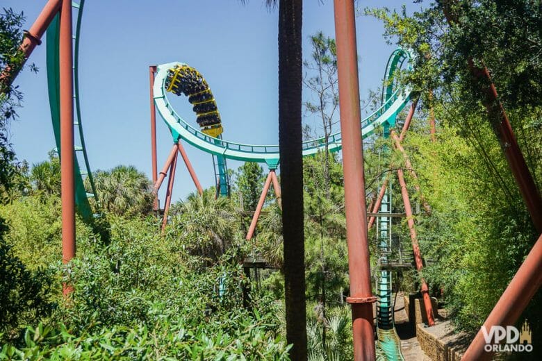 Kumba no Busch Gardens. Foto dos trilhos curvados da montanha-russa Kumba no Busch Gardens