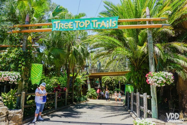 Essa área é voltada para as crianças! Foto da entrada da área infantil do Busch Gardens, indicando as Tree Top Trails