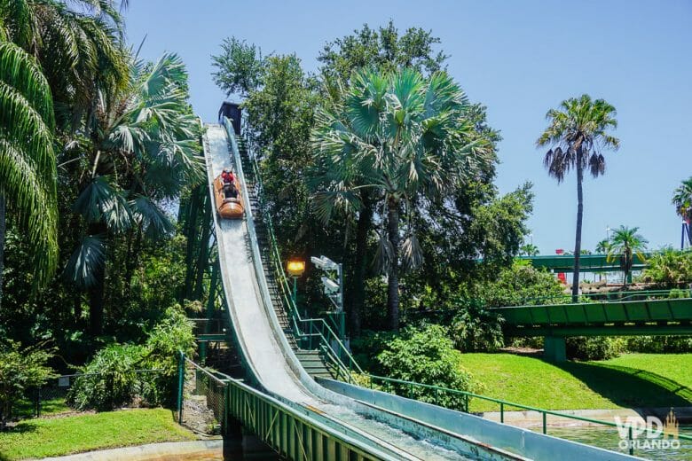 Mais uma atração pra se molhar. Foto da Stanley Falls Flume no Busch Gardens, mostrando um carrinho descendo por um trilho na água 