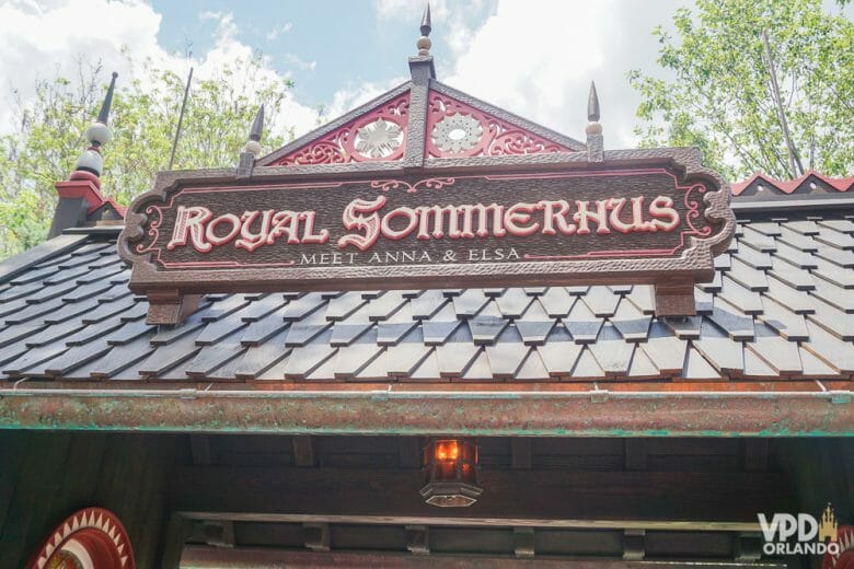 Os encontros com a Anna e a Elsa acontecem no Royal Sommerhus. Foto da placa na entrada da Royal Sommerhus, que é em madeira e tem as letras em estilo antigo, no pavilhão da Noruega do Epcot 