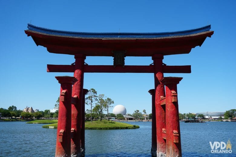 Pavilhão do Japão com a Spaceship Earth ao fundo. Foto do portal que dá para o lago no pavilhão do Japão  do Epcot. 