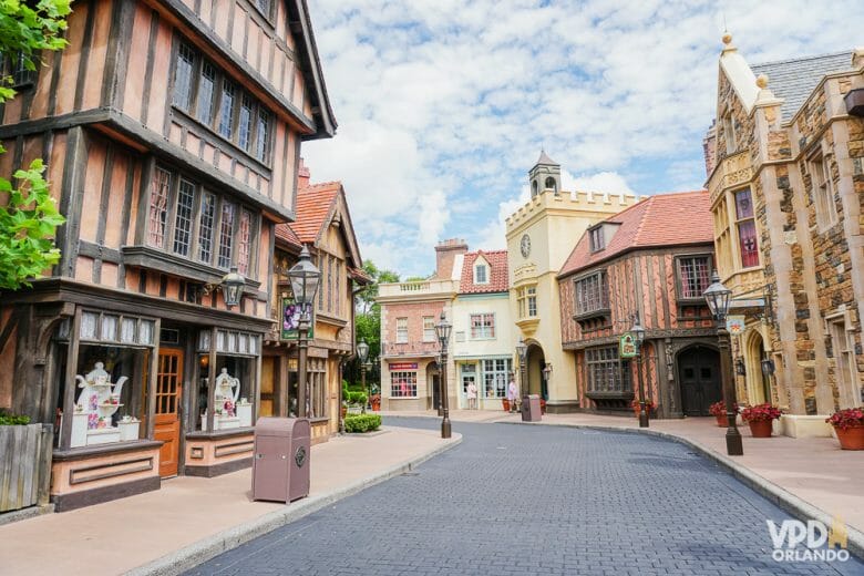 Foto do pavilhão do Reino Unido no Epcot, com as lojas e construções típicas da Inglaterra. 