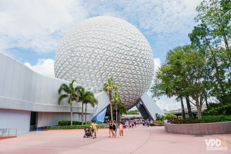 A bola do Epcot com o céu azul ao fundo, em um dia antes da pandemia. 