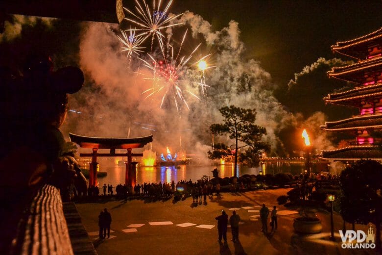 Foto do show de fogos do Epcot Imagem do show de fogos do Epcot. A foto foi tirada do pavilhão do Japão, e mostra o portal que dá para o lago com os fogos no céu ao fundo.
