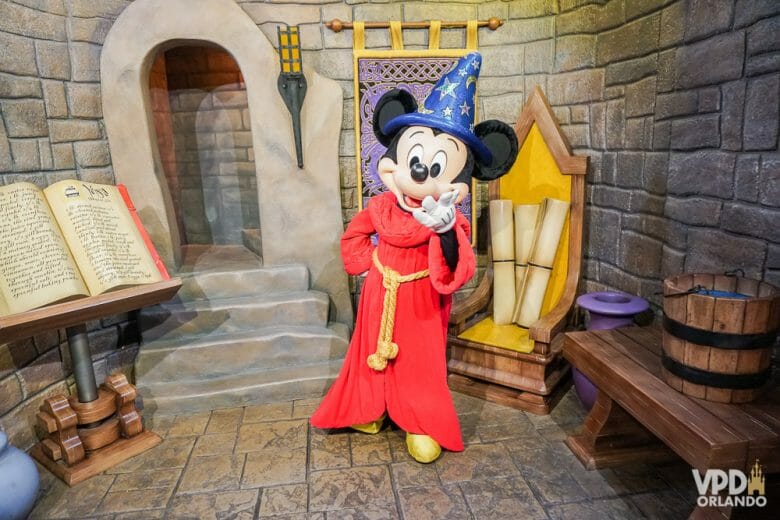 Essa roupa do Mickey feiticeiro é uma fofura. Foto do Mickey com a sua roupa de feiticeiro no Hollywood Studios, posando para a foto. 