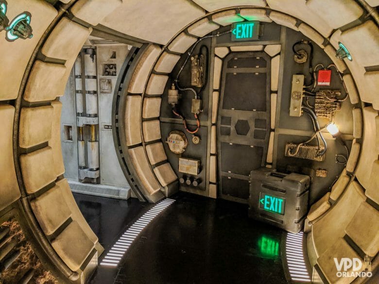 Não é a melhor atração, mas a ambientação é sensacional! Foto do interior da nave Millenium Falcon na atração Millennium Falcon: Smugglers Run no Hollywood Studios