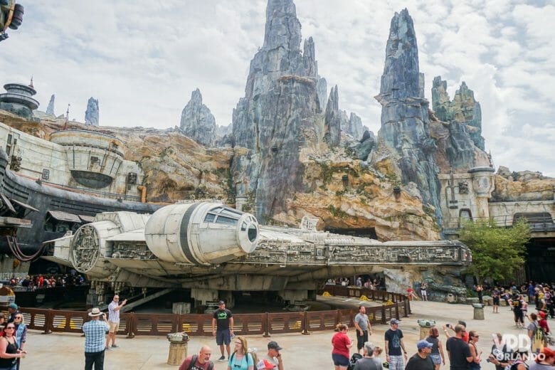 Visão especial da Millennium Falcon do alto da escadinha! Foto da Millenium Falcon com alguns visitantes ao redor, e parte da ambientação da Galaxy's Edge do Hollywood Studios visível ao fundo. 