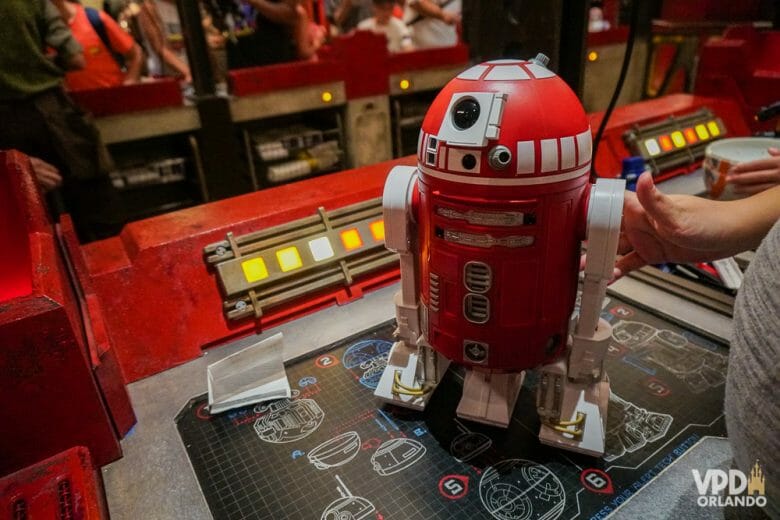 Droid Depot, onde você monta seu próprio droid. Foto de um droid vermelho no modelo R2, no Droid Depot do Hollywood Studios 