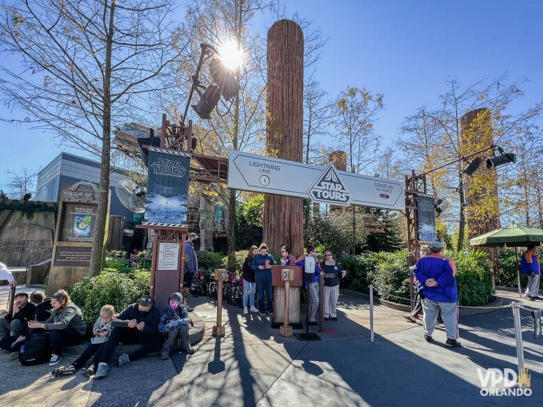 Foto da placa na entrada do Star Tours, a atração de Star Wars no Hollywood Studios. A placa é branca e tem o logo de Star Wars em azul. 