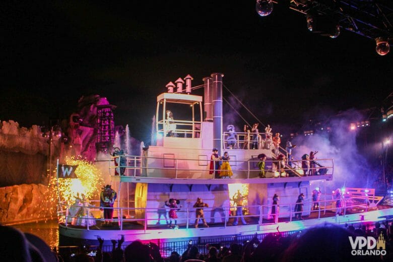 Pedacinho do Fantasmic! Foto do barco do show de fogos Fantasmic, do Hollywood Studios, com diversos personagens dançando. 