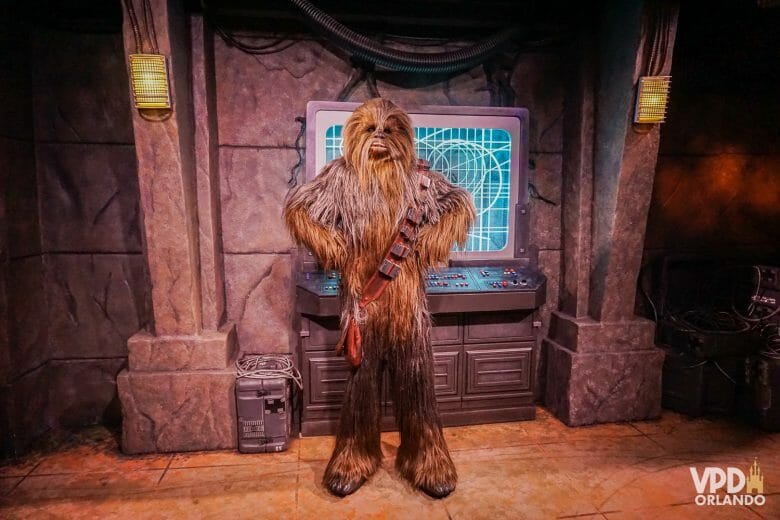 Chewbacca fica andando pela Star Wars: Galaxy's Edge, e posando pra fotos no Launch Bay