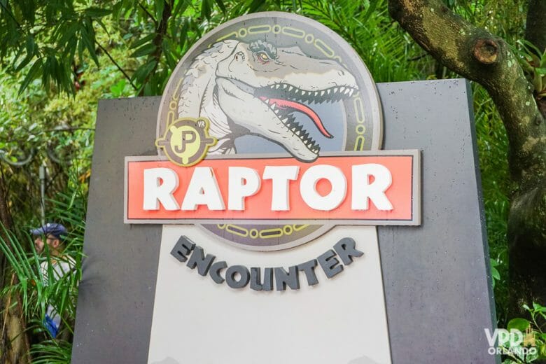 O Raptor Encounter é bem engraçado. Placa na entrada do Raptor Encounter no Islands of Adventure, mostrando um velociraptor e o título da atração. 