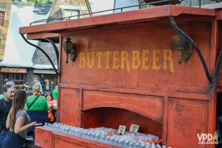 Eu acho muito doce, mas vale a pena experimentar a Butter Beer! Foto do carrinho de Butterbeer no Islands of Adventure, vermelho com as letras em amarelo. 