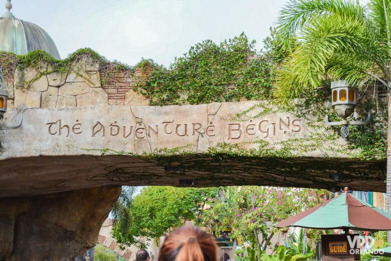 O Islands of Adventure tem várias atrações bem radicais! Foto do portal na entrada do Islands of Aventure, com a frase"The Adventure Begins" escrita na pedra 