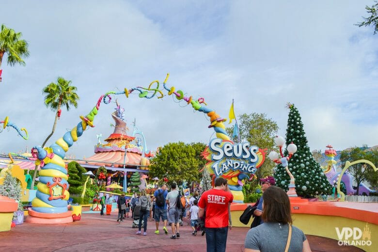 A área do Dr. Seuss no Islands of Adventure é toda voltada pras crianças. Foto da Seuss Landing do Islands of Adventure, com um portal multicolorido marcando a entrada. 