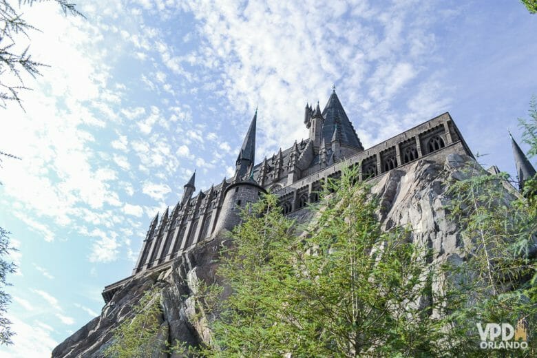 Castelo de Hogwarts que abriga a principal atração do Islands of Adventure. Foto do castelo de Hogwarts, que fica na Universal, no Islands of Adventure, com o céu azul ao fundo