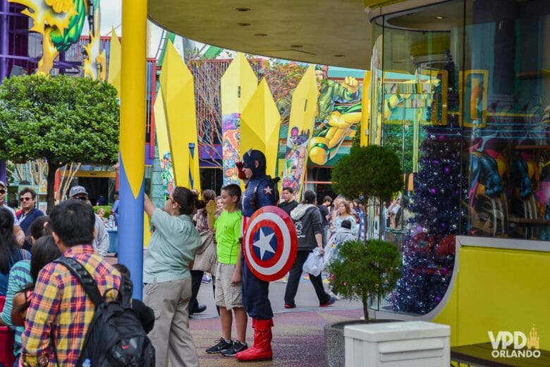 Vários personagens da Marvel aparecem por aqui pra fotos. Foto de uma criança tirando foto com o Capitão América no Islands of Adventure 