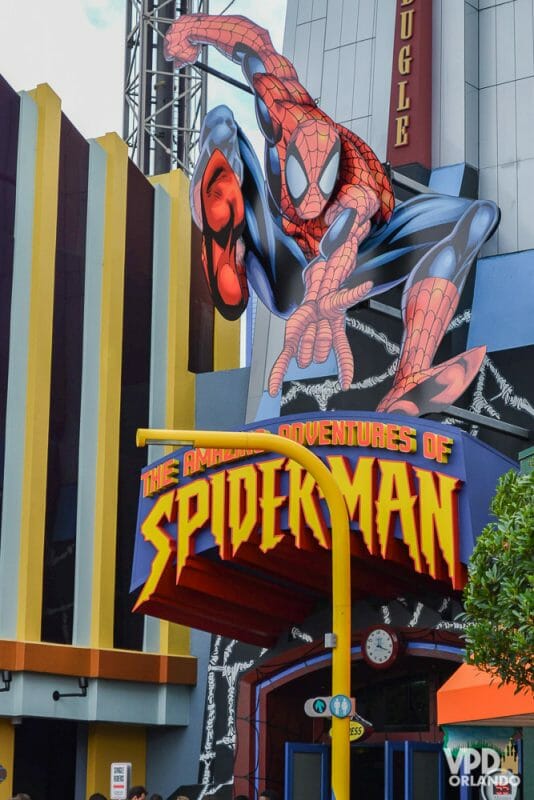 Foto da entrada do simulador do Homem Aranha, uma das melhores atrações do Islands of Adventure. A placa tem o herói e o título, "The Amazing Adventures of Spiderman"  