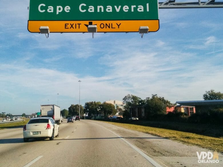 Cape Canaveral, entre 45 e 60 minutos de distância de Orlando. Foto da estrada entre Orlando e Cape Canaveral, com uma placa que diz "Cape Canaveral - exit only" 