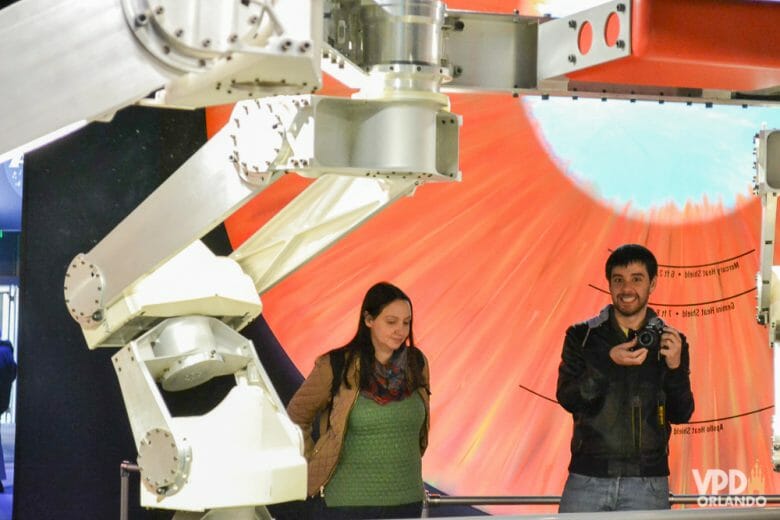 Re super compenetrada no museu #sqn. Foto da Renata e do Felipe no museu. Felipe está com a câmera na mão e Renata está olhando para o chão 