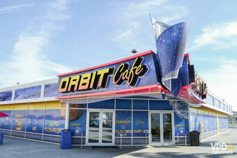 Foto do exterior do Orbit Cafe no Kennedy Space Center, todo pintado para imitar uma galáxia. 