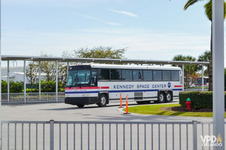 Ônibus do Kennedy Space Center em direção ao tour pela NASA. Foto do ônibus que faz o tour Kennedy Space Center Bus Tours: Apollo/Saturn V Center no Kennedy Space Center 
