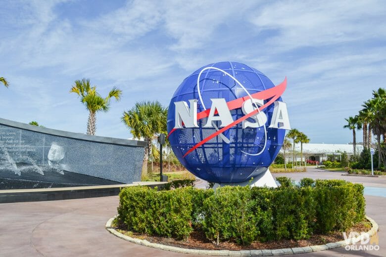 Foto da bola azul que é símbolo da NASA na entrada do Kennedy Space Center, que fica no Cabo Canaveral 