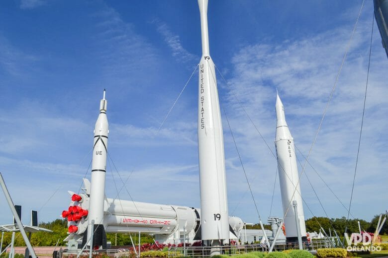 Foto de três foguetes no jardim dos foguetes, que fica na entrada do Kennedy Space Center