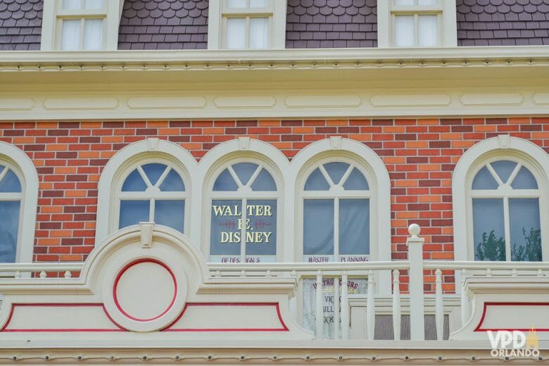 Foto de uma janela com o escrito "Walter E. Disney" na Main Street do Magic Kingdom. 