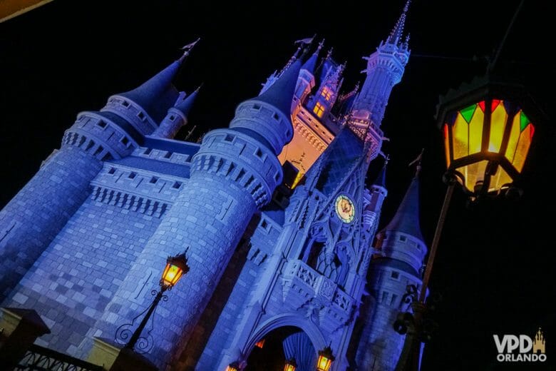 Foto do castelo da Cinderela à noite, iluminado em azul 