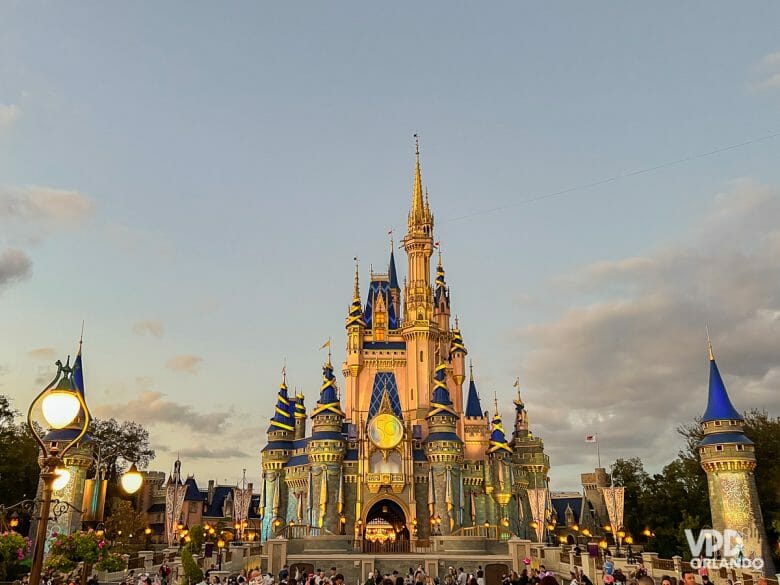 Foto do castelo da Cinderela no Magic Kingdom.