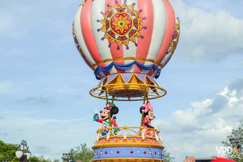 Mickey e Minnie no balão da parada do Magic Kingdom, acenando para os visitantes. As paradas e os shows noturnos foram suspensos por causa da pandemia. 