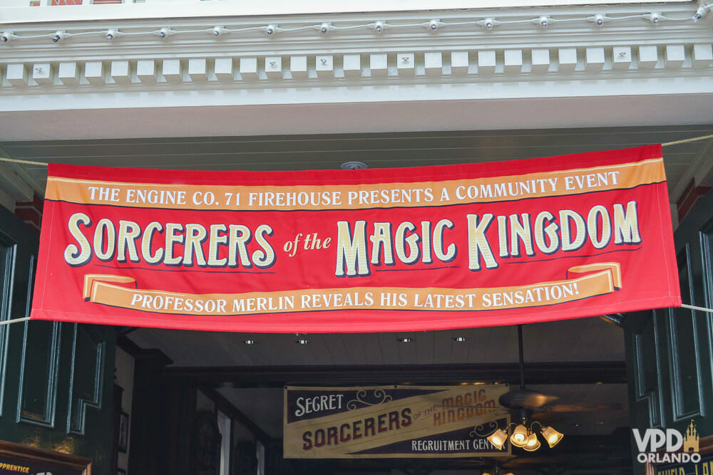 Faixa vermelha indicando o ponto de distribuição do Sorcerers of the Magic Kingdom.