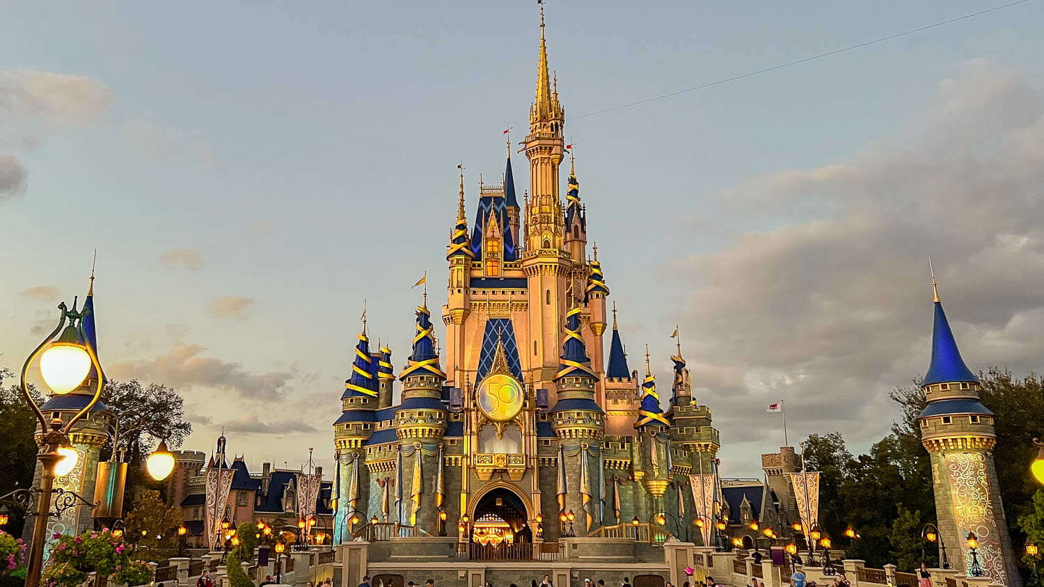 Imagem do castelo do Magic Kingdom ao entardecer.