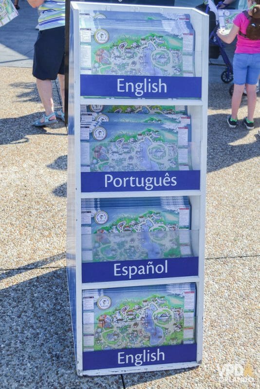 Não deixe de pegar um mapinha na entrada do SeaWorld. Foto do estande com mapas para os visitantes pegarem na entrada do SeaWorld, com as opções de inglês, português, espanhol e inglês novamente. 