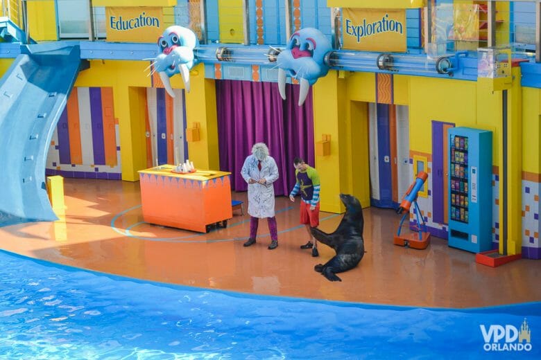 Esse é um dos muitos shows do SeaWorld. Foto do palco durante o show Clyde and Seamore's Sea Lion High, com leões marinhos. 