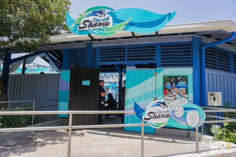 O Dine with Shamu no SeaWorld tem buffet e um preço não muito proibitivo! Foto da entrada do restaurante Dine with Shamu, com a placa mostrando a orca de mesmo nome, ícone do parque. 