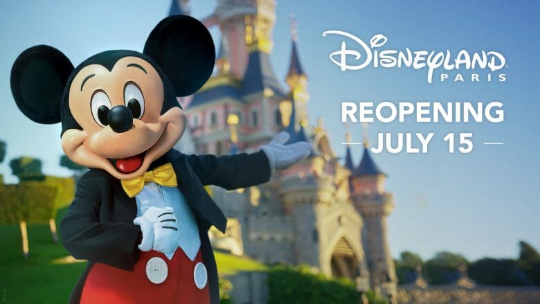 Foto do anúncio da reabertura da Disneyland de Paris. A imagem tem o Mickey apontando para o castelo da Bela Adormecida e o texto "Disneyland Paris Reopening July 15"