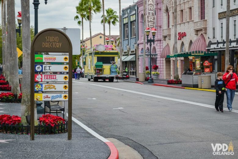 Foto da rua na área chamada de Hollywood no Universal Studios. É o caminho para o Harry Potter.