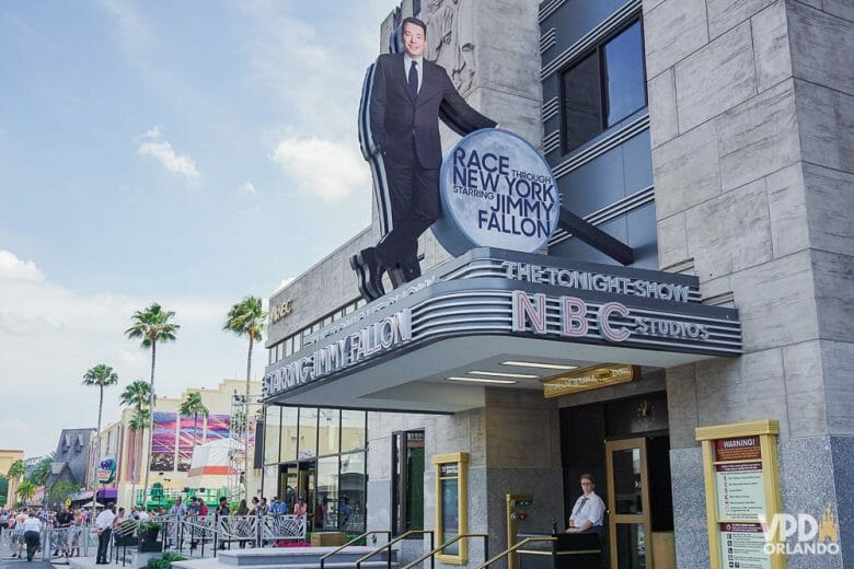 A atração do Jimmy Fallon na Universal Studios oferece fila virtual! Foto da entrada da atração Race Through New York Starring Jimmy Fallon, mostrando o apresentador na placa. A entrada do simulador se assemelha a um teatro clássico 