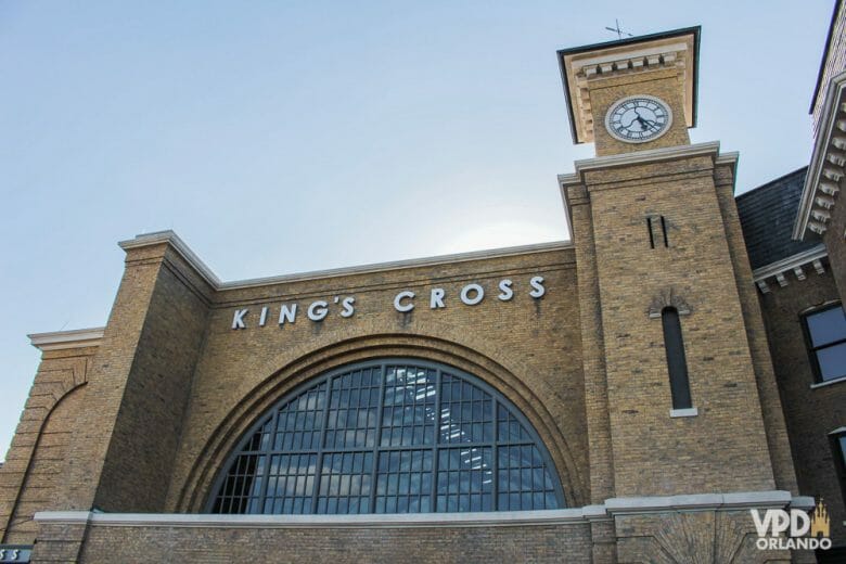 Foto da estação de King's Cross, imitando a de Londres, de onde sai o Expresso de Hogwarts na Universal Studios 