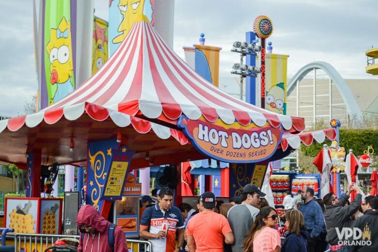 Foto da barraca de hot dog Nathan's, com um toldo listrado em vermelho e branco. 