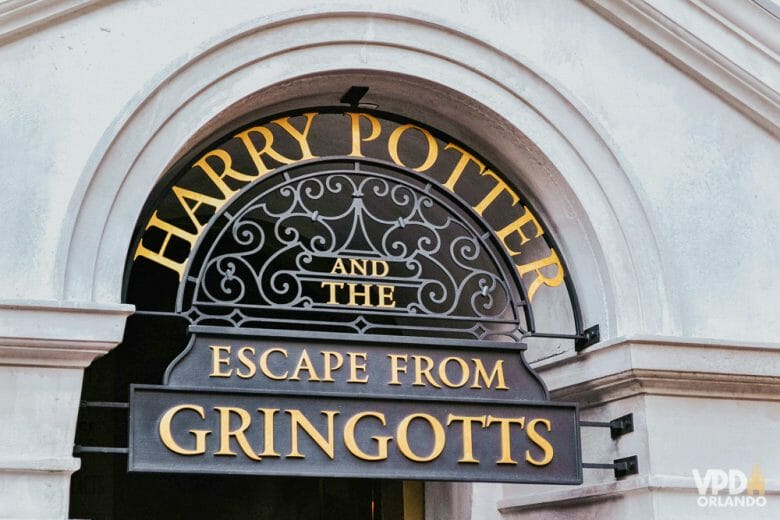 Foto da placa na entrada da atração do Beco Diagonal, a Harry Potter and the Escape from Gringotts. A placa é em preto e dourado. 