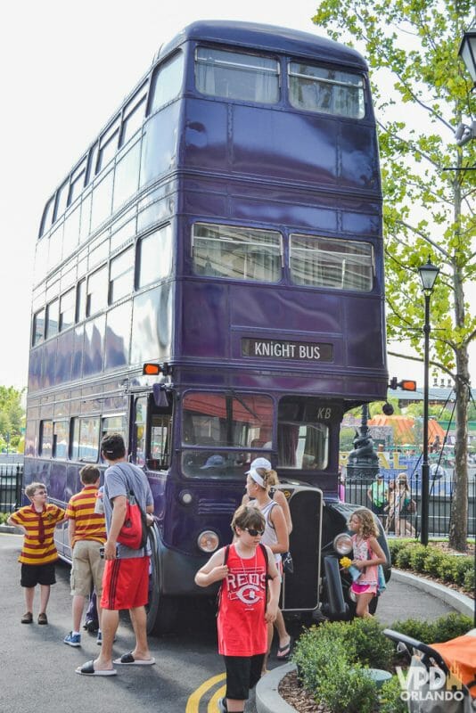 Foto do ônibus roxo de dois andares, conhecido como Nôitibus Andante. do Harry Potter, que fica no Universal Studios 