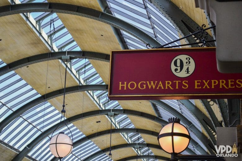 Foto da placa do Expresso de Hogwarts na Universal, na plataforma 9 3/4. 