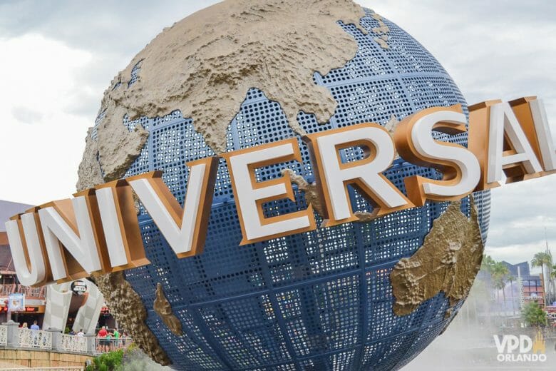 Na Universal, é necessário guardar sua mochila em várias atrações! Imagem do globo que é a logo da Universal, na entrada do parque temático em Orlando.