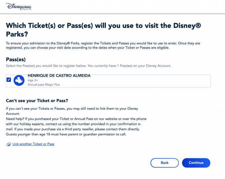 Foto da tela no site da Disneyland Paris mostrando como vincular pessoas à reserva 