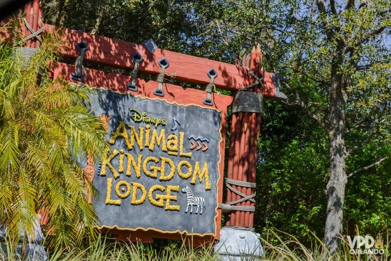 O Animal Kingdom Lodge é um hotel super diferente. Foto da placa na entrada do Animal Kingdom Lodge, em madeira, com o nome escrito em amarelo. 