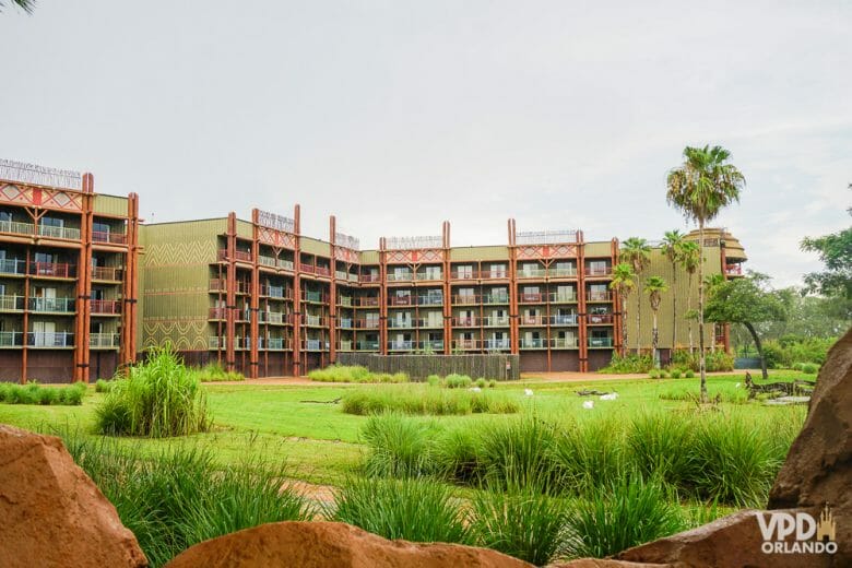 Vista de fora do prédio do Animal Kingdom Lodge com os quartos com vista para a savana